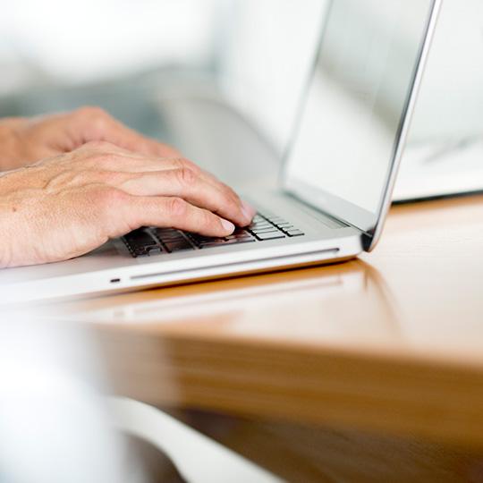 Los más altos estándares en la seguridad de los datos. manos escribiendo en un ordenador