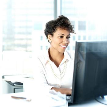 Declaración de privacidad de solicitudes de empleo woman working in a modern office