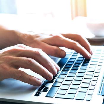 Política de privacidad KFS Primer plano de unas manos trabajando en un portátil
