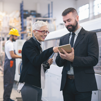 Software flexible que se adapta a su negocio. businessmen in a factory