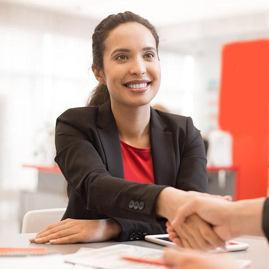Satisfacer y superar las necesidades de los clientes. mujer dando la mano a otra persona