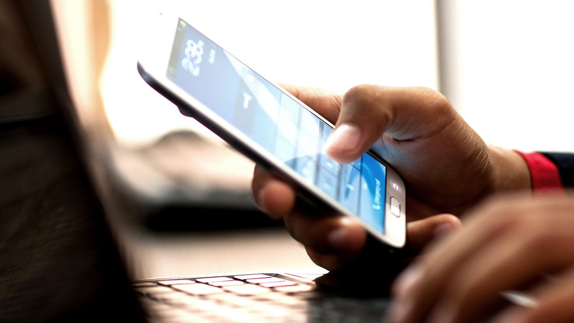 Primer plano de alguien usando su teléfono Primer plano de alguien usando su teléfono