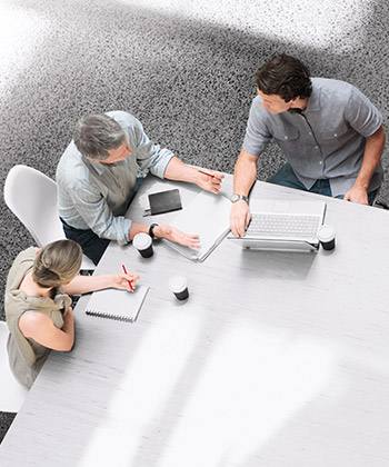 plano superior de compañeros de trabajo en una reunion