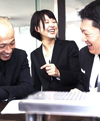 Compañeros riéndose en una reunión