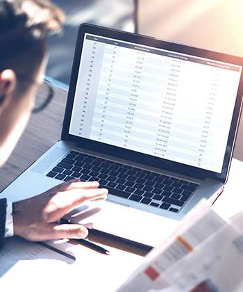 ¿Cómo impulsa la optimización el crecimiento? Hombre navegando en un portátil