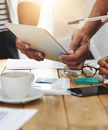 primer plano de compañeros trabajando con una tablet