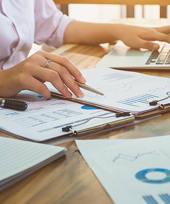 ¿Cómo aumenta la eficiencia? Una mujer escribiendo en un cuaderno