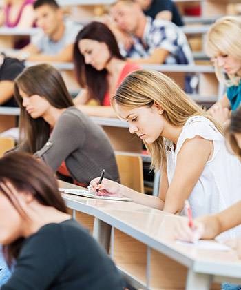 Estudiantes de universidad anotando durante una clase