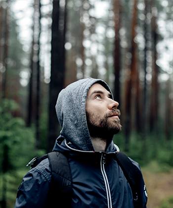Eficiencia a través de la sostenibilidad man looking up