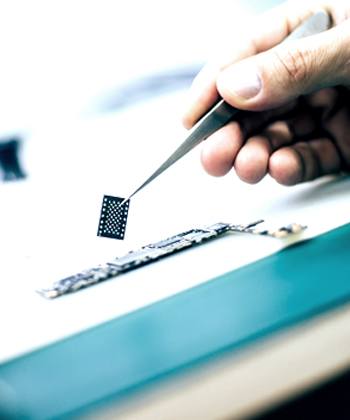 Introducción a la inteligencia artificial hand holding a chip