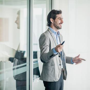 Haz que tu personal se una a la tecnología digital hombre gesticulando mientras presenta