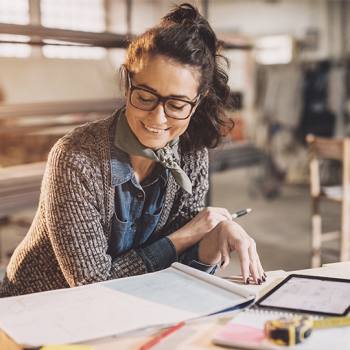 Introducción al sistema de gestión documental mujer observando unos papeles