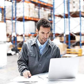 Entrega estándar Trabajando en un almacén