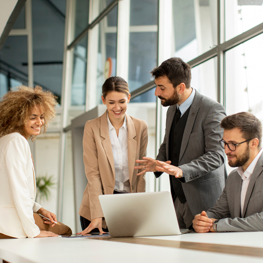 Comienza a vivir en la era de las empresas cloud centradas en el empleado. Reunión de trabajo